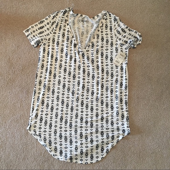 Mudd Tops - NWT ✨Black & White T-shirt✨